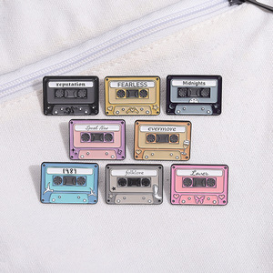 Al por mayor: Pin <span class=keywords><strong>de</strong></span> solapa <span class=keywords><strong>de</strong></span> metal esmaltado con diseño <span class=keywords><strong>de</strong></span> cinta musical y la mejor canción, <span class=keywords><strong>de</strong></span> moda, para bolsos y ropa, para amigos - Product Image 6