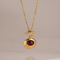 Parure de bijoux vintage en acier inoxydable plaqué or 18 carats pour femme, avec pendentif ovale en résine et fermoir à bascule rouge, collier et boucles d'oreilles clous, idéal pour un cadeau