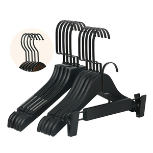 Custom Boutique appendiabiti in legno Non Slip Logo personalizzato appendiabiti in legno con clip antiscivolo per negozio al dettaglio - Product Image 1