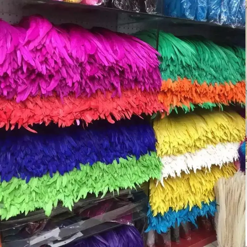 Vente en gros de plumes naturelles en vrac de 16 à 18 pouces, queue de coq teinte blanchie pour la décoration de robe de carnaval