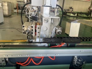 Línea de Producción con Rodillo Transportador y Máquina CNC para Orificios de <span class=keywords><strong>Bisagra</strong></span> de Cerraduras Automáticas, Centro de Procesamiento de Paneles de Puertas de <span class=keywords><strong>Doble</strong></span> Cara - Product Image 5