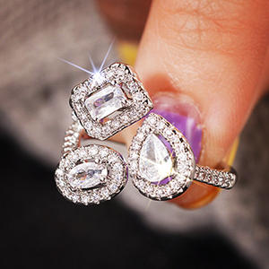 Anelli da Cocktail da Donna T0792 con Zirconia Cubica Geometrica e Incastonatura a Pavé, Gioielli di Moda a Forma di Pera - Product Image 1