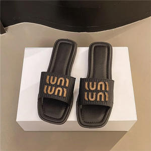 Fabrika doğrudan toptan kare ayak terlik kadın terlik düz tasarımcılar bayanlar için terlik - Product Image 4