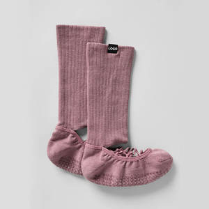 थोक कस्टम महिला चालक दल बिंदु गोंद गैर-पर्ची योग मोजे उच्च गुणवत्ता वाले पट्टों को अनुकूलित लोगो बनाया जा सकता है - Product Image 5