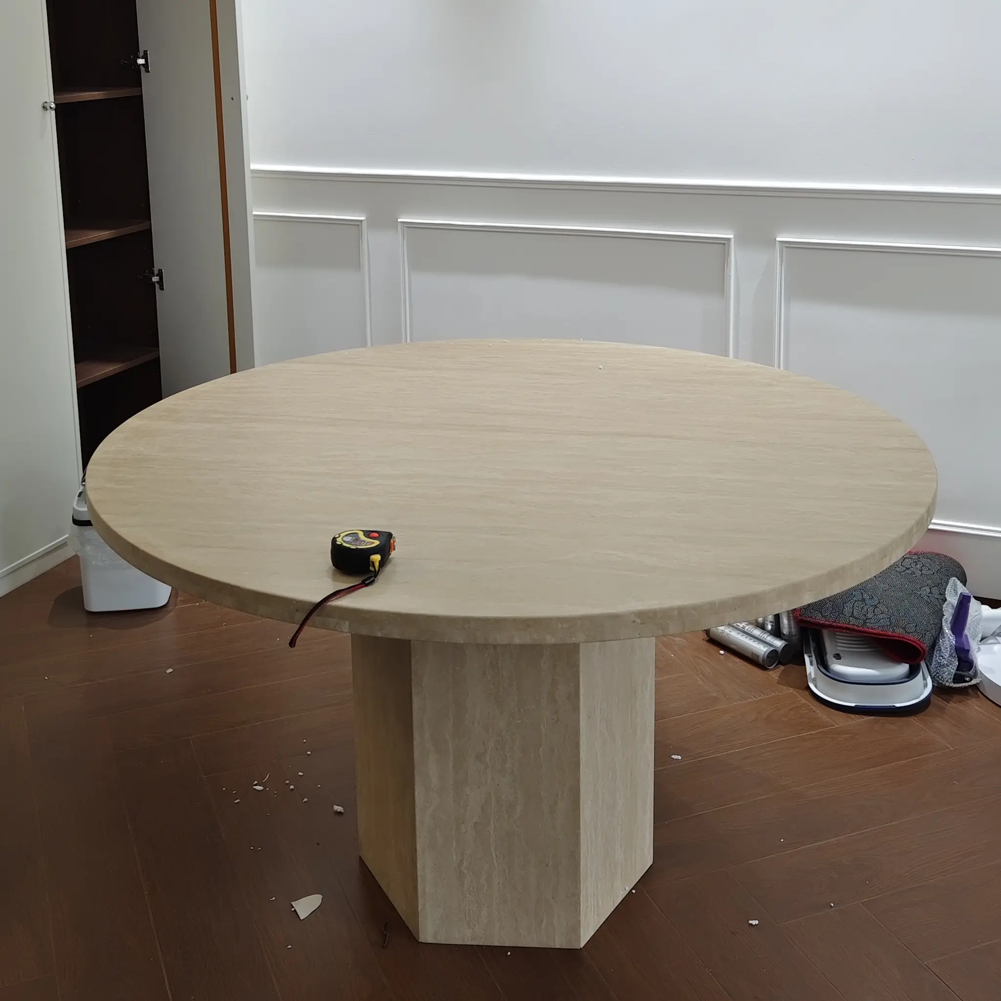 ריהוט אבן שולחן שיש טבעי רגליים משושה סוג בז' טרוורטין שיש שולחן קפה לפינת אוכל