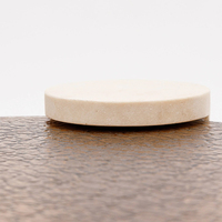 Table basse de salon de luxe Dream Home Premium avec base en pierre sculptée sur trépied, texture martelée brute et plateau en verre rond