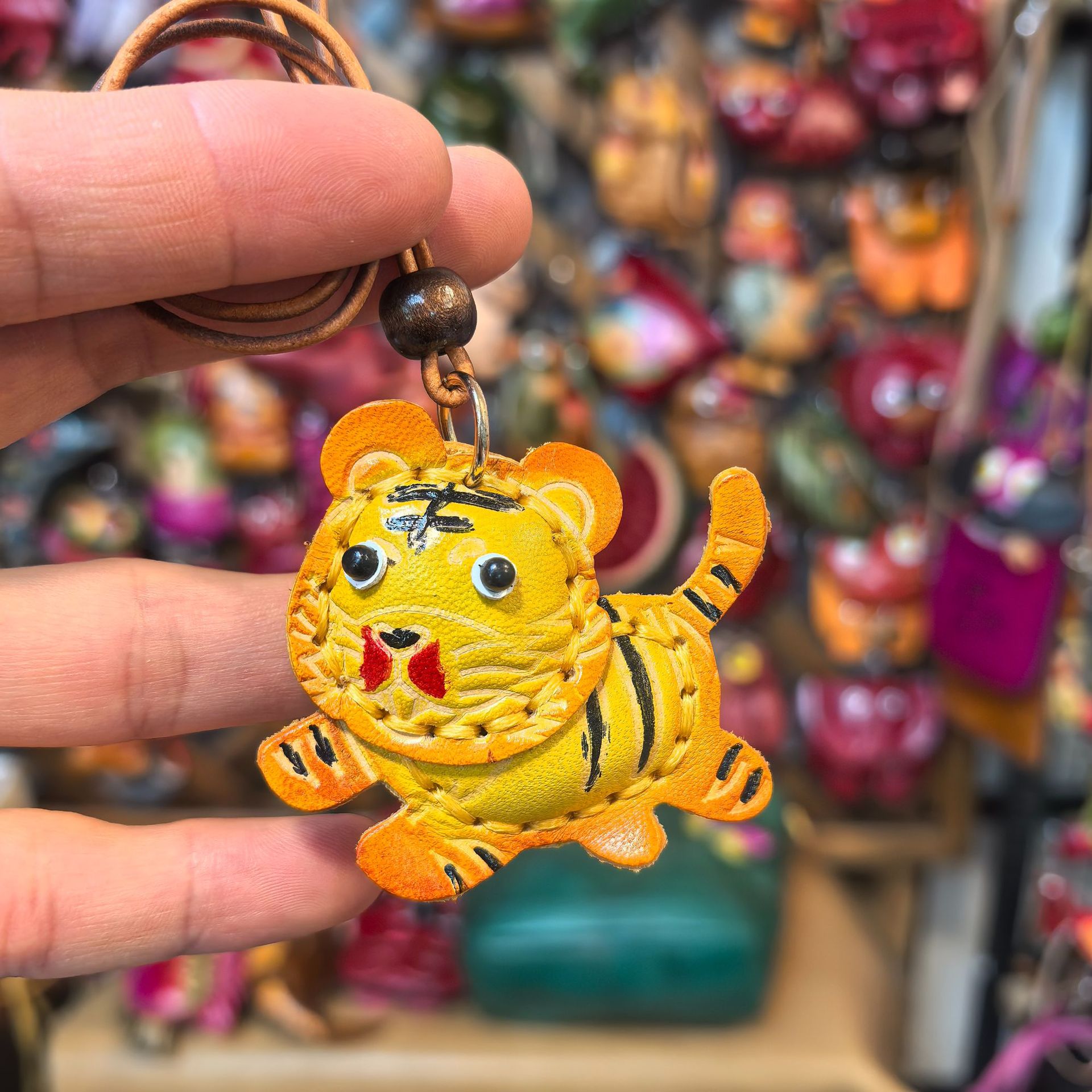 Pendentif tigre jaune cousu main
