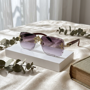 Lunettes de soleil rectangulaires sans monture, verres dégradés violets, accent doré, style luxueux pour femmes, protection solaire pour adultes - Product Image 1