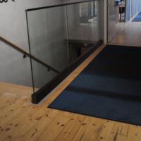 Rampe en verre en forme de U minimaliste pour escaliers intérieurs avec verre trempé transparent et base en aluminium à profil bas