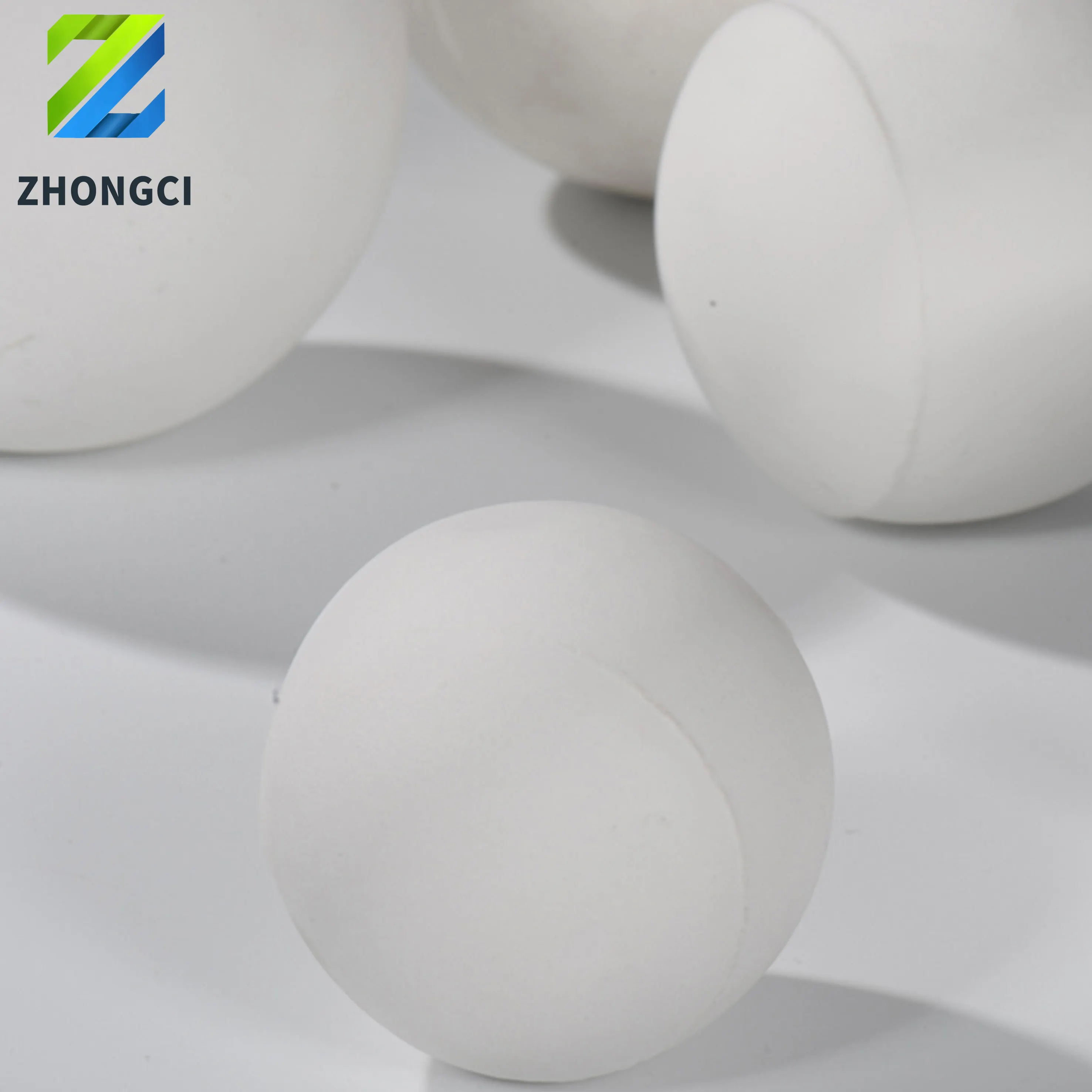 Boule de porcelaine de médias de meulage de haute qualité 68% 75% 80% 92% 95% boule en céramique d'alumine de meulage à haute densité pour le broyeur à boulets