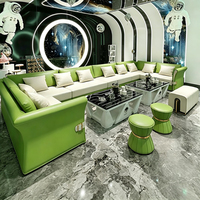 Meubles commerciaux de luxe modernes, ensembles de canapés, tables et chaises de bar personnalisés, canapés en cuir en forme de U ou en forme de L pour KTV et pubs, avec tables et chaises.