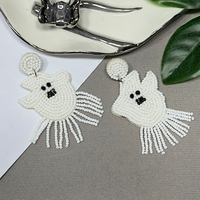 AHAYA Boucles d'oreilles pendantes en verre pour femme, style bohème, motif fantôme mignon d'Halloween, avec perles de rocaille blanches et noires et franges à pampilles