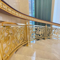 Designs de rampes d'escalier en aluminium métallique couleur laiton pour l'intérieur, rampes d'escalier en fer forgé plaqué or de luxe moderne