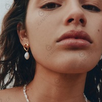 Boucles d'oreilles pendantes Gemnel Elegance en argent 925 plaqué or, perles d'eau douce irrégulières effet fondu