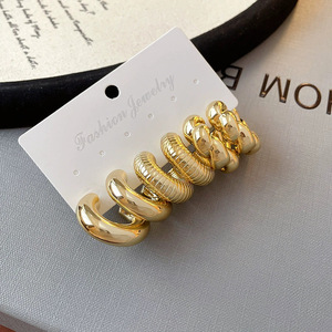 Set <span class=keywords><strong>di</strong></span> Orecchini Vintage Color Oro 2025 per Donne, <span class=keywords><strong>Gioielli</strong></span> in Metallo, Orecchini Trendy Esagerati a C, <span class=keywords><strong>Combinazione</strong></span> <span class=keywords><strong>di</strong></span> Orecchini - Product Image 1