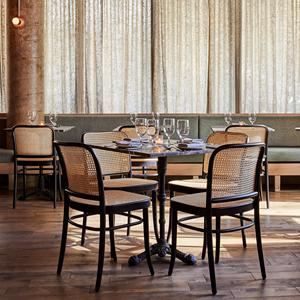 Juego de Mesa de Comedor de Estilo Nórdico con Sillas de Ratán Plástico, Mesa Vintage con Tapa de Mármol y Patas de Metal para Bistro, Restaurante Francés, Cafetería - Product Image 1