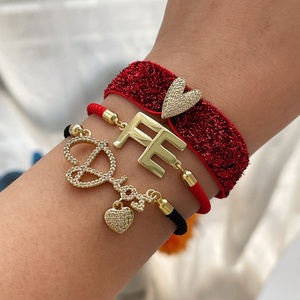 Set di 2 braccialetti Asu in corda nera e rossa con ciondoli dorati 'Dios' e 'FE', gioielli regolabili - Product Image 1