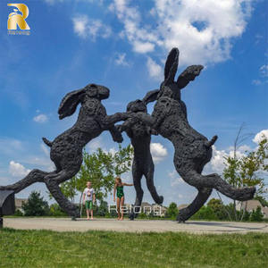 Venta caliente Decoración al aire libre Escultura de animales de metal Estatua de conejos bailando de bronce - Product Image 5