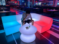 Meubles LED pour événements, fêtes, mariages, discothèques, lumineux dans le noir, table de bar LED, chaise, ensemble de canapés en PE
