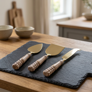 Ensemble de 3 couteaux à fromage, lames en métal doré avec manches en bois sculpté, pour étaler et servir, élégant pour couper le fromage - Product Image 2