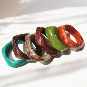 UJBOX OEM logotipo personalizado Irregular geométrico acrílico brazalete mármol proveedor mayorista para <span class=keywords><strong>Boutique</strong></span> y tienda de regalos - Product Image 2