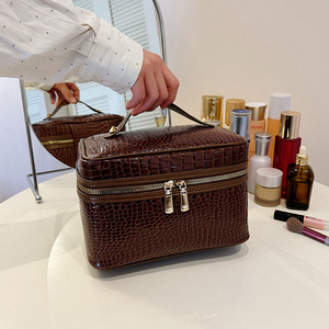 Grande trousse de maquillage haut de gamme pour femmes, texture croco, avec fermeture éclair, résistante à l'eau et portable pour les voyages quotidiens - Product Image 2