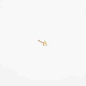 Boucles d'oreilles clous religieuses plaquées or, design lettre en alliage mignon avec perle et diamant, idéales pour les fêtes, les anniversaires et les cadeaux - Product Image 1