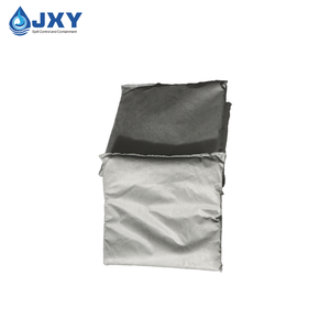 Coussin absorbant tout usage pour tous types de déversements de liquides autour des machines, sous les tuyaux qui fuident, dans les zones à fort trafic - Product Image 3