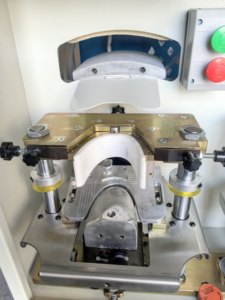 FS-915 Macchina Automatica Multistazione per Modellatura Superiore, con PLC, per Contornatura di Talloni e Punte di <span class=keywords><strong>Scarpe</strong></span> in Pelle, per Impieghi Gravosi - Product Image 6