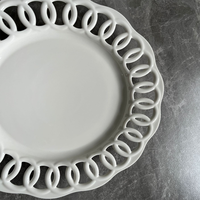 Vaisselle élégante et charmante avec des ensembles de plats en céramique à motifs ronds