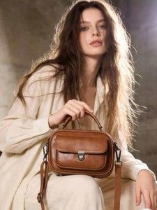 Sac à bandoulière décontracté en similicuir marron avec poche avant et sangle réglable - Product Image 6