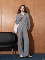 Ensemble chic en tricot gris, pull à col haut zippé et pantalon large, doux et élégant, parfait pour les looks décontractés et tendance, ensemble pull en coton