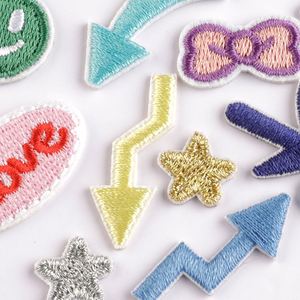 Parches Termoadhesivos Mini de Bordado con Diseños de Amor, Sonrisa, Flecha, Estrella y Corazón para Decoración de Etiquetas de Equipaje y Bolsos - Product Image 4