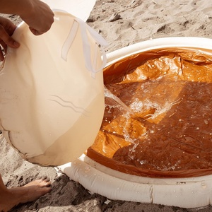 Colchón de Agua de PVC Grande y Elegante para Niños con Bolsa de Transporte y Sombrilla para Actividades en la Playa y la Piscina - Product Image 2