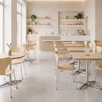Mobilier de café minimaliste, table et chaises de couleur claire, mobilier de restauration commercial durable pour café et bistrot