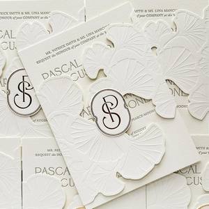 <span class=keywords><strong>Carte</strong></span> d'invitation <span class=keywords><strong>de</strong></span> mariage é<span class=keywords><strong>l</strong></span>égante en papier blanc avec motif floral en <span class=keywords><strong>relief</strong></span> découpé au laser personnalisé avec ensemble d'enveloppes - Product Image 3