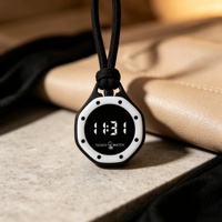 Montre de sport LED légère et respirante en gros avec bracelet en tissu tressé et boîtier rond de 46 mm pour un usage unisexe, du poignet à la montre.