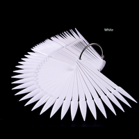 50 cartes d'échantillons de couleur pour ongles en forme de stiletto sur un présentoir professionnel pour la référence en art des ongles