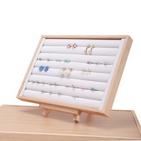 Plateau de présentation rectangulaire moderne en bois de bambou rainuré et cuir velours léger pour bijoux, bagues et boucles d'oreilles