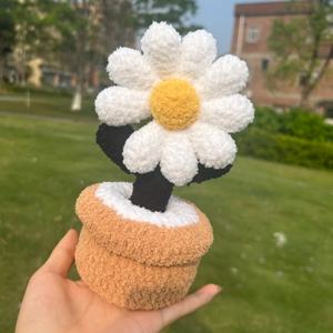 Ornement en peluche de fleur de marguerite fait main, inspiré de GD, tricoté arc-en-ciel, en pot, décoration de bureau douce, cadeau - Product Image 3