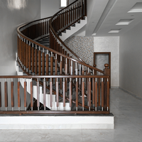 Escalier courbé contemporain Prima, design minimaliste de luxe sur mesure pour les maisons haut de gamme, les villas, les hôtels, les espaces commerciaux