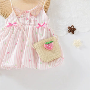 Abito Estivo Senza Maniche a Righe Verticali Rosa con Colletto Ricamato a Fragole per Bambini con Borsa a Forma di <span class=keywords><strong>Fragola</strong></span> - Product Image 1