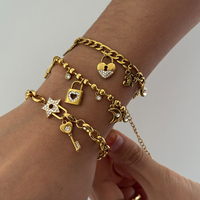 Bracelet J&D Romantique Clé de mon Cœur Plaqué Or 18 carats avec Breloque Cadenas d'Amour et Fleur de Lys et Cristaux CZ Blancs