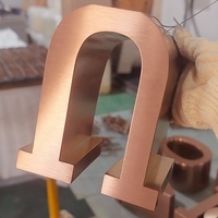 Papan Iklan Dinding Huruf Bulat LED Backlit Stainless Steel dengan Lapisan Titanium Emas Brushed Elektroplating Kustom