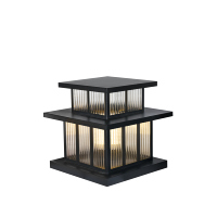 Lampe de poteau extérieure moderne avec toit à double niveau et verre côtelé superposé