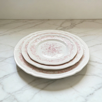 Service d'assiettes de dîner en porcelaine rose vintage, design rétro en relief, assiettes de présentation blanches à dentelle pour mariage
