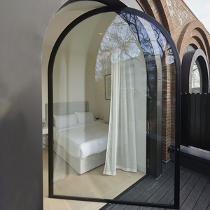 Porte pivotante en verre et aluminium sur mesure pour l'entrée extérieure des hôtels modernes, des villas et des centres commerciaux, avec fonction coupe-vent - Product Image 6