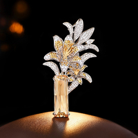 Broche en gros en forme de fleur de lys et de vase, ornée de zircons champagne et entièrement sertie de diamants, style luxe léger et haute couture, pour vêtements et sacs