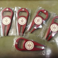 Accessoires de golf Offre Spéciale marqueur de balle de golf en métal personnalisé ou blanc ouvre-bouteille outil de réparation de divot de golf