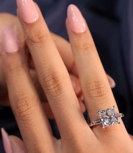 La bague solitaire en diamant taillé Princess présente des accents baguette effilés délicats et un réglage sécurisé à quatre broches parfait pour un cadeau - Product Image 2